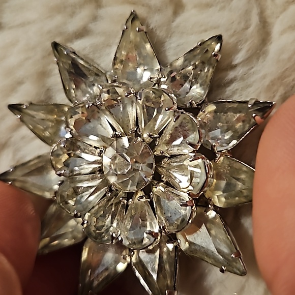 #0110 Flower brooch Glass? - Picture 2 of 4